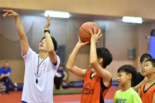篮球教练规则比赛是什么意思_篮球比赛教练的规则是什么_篮球比赛教练犯规